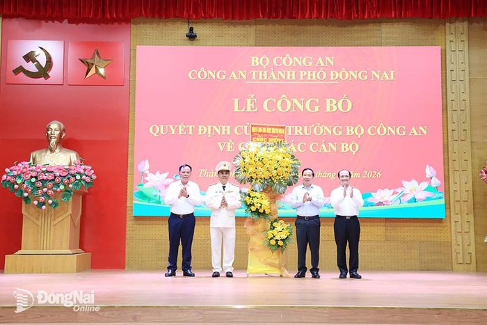 Các đồng chí lãnh đạo thành phố tặng hoa chúc mừng Đại tá Trần Trọng Thủy. Ảnh: Đ.A
