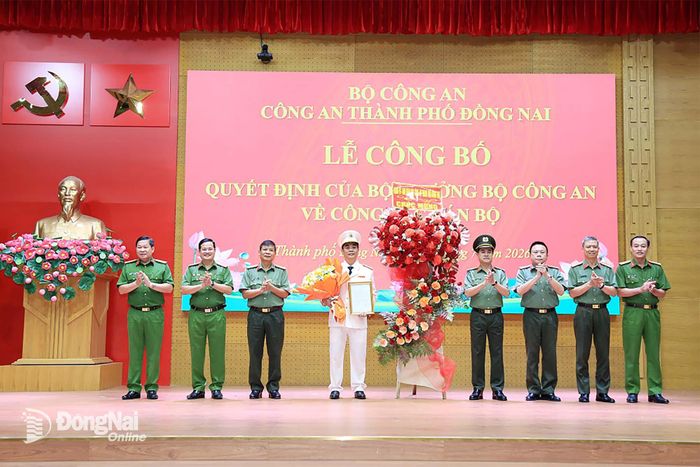  Ban Giám đốc Công an thành phố tặng hoa chúc mừng Đại tá Trần Trọng Thủy. Ảnh: Đ.A