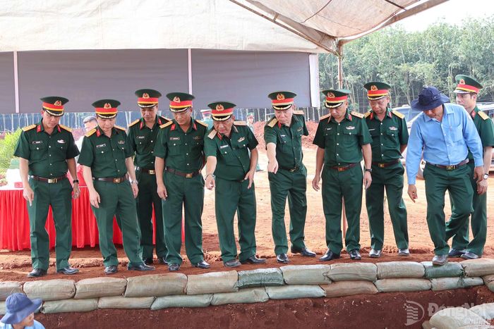 Đoàn kiểm tra tại vị trí mộ liệt sĩ. Ảnh: Nguyệt Hà