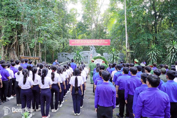 Cán bộ, đoàn viên, thanh niên tham gia Lễ thắp nến tri ân. Ảnh: ĐVCC