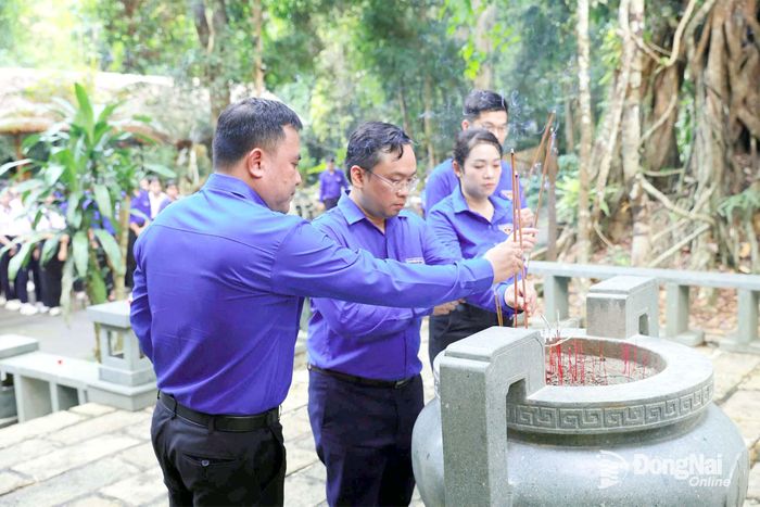 Thường trực Thành đoàn dâng hương Tượng đài chiến sĩ tại Nghĩa trang liệt sĩ Mã Đà. Ảnh: ĐVCC