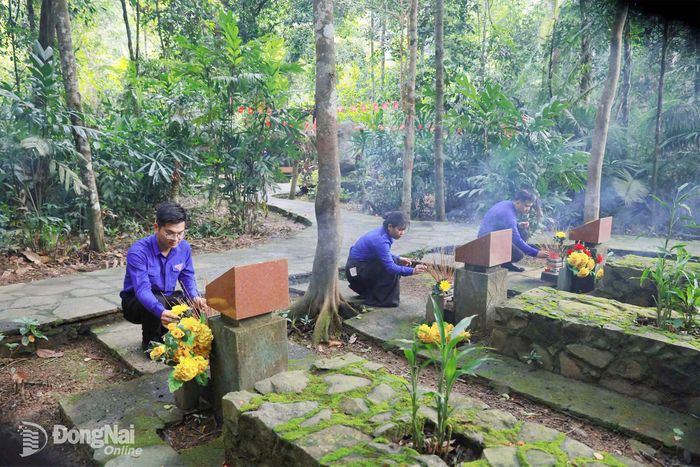 Các đại biểu dâng hương trên từng phần mộ liệt sĩ tại Nghĩa trang liệt sĩ Mã Đà. Ảnh: ĐVCC