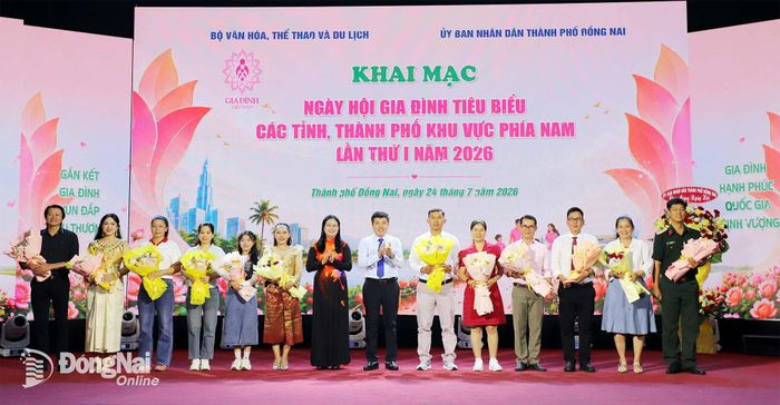 Ban tổ chức vinh danh các gia đình văn hóa tiêu biểu tham gia ngày hội. Ảnh: My Ny
