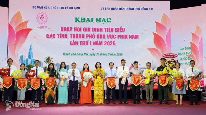 Ban tổ chức trao hoa và cờ lưu niệm cho các địa phương tham gia. Ảnh: My Ny