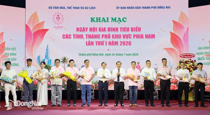 Ban tổ chức vinh danh các gia đình tham gia ngày hội. Ảnh: My Ny