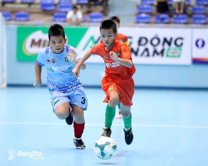 U.11 Học viện bóng đá Trường Tươi Đồng Nai (phải) chia điểm với U.11 Tuyên Quang trong trận ra quân. Ảnh: BTC