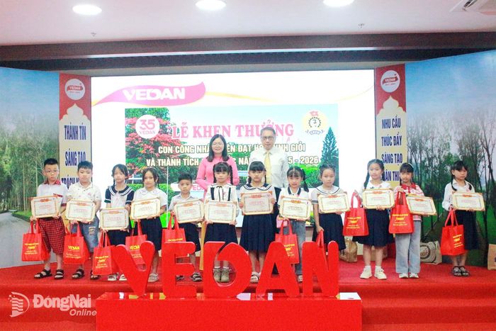 Phó Chủ tịch Liên đoàn Lao động thành phố Đồng Nai Nguyễn Thị Tuyết và lãnh đạo Công ty cổ phần hữu hạn Vedan Việt Nam trao thưởng cho các em học sinh. Ảnh: Thảo My