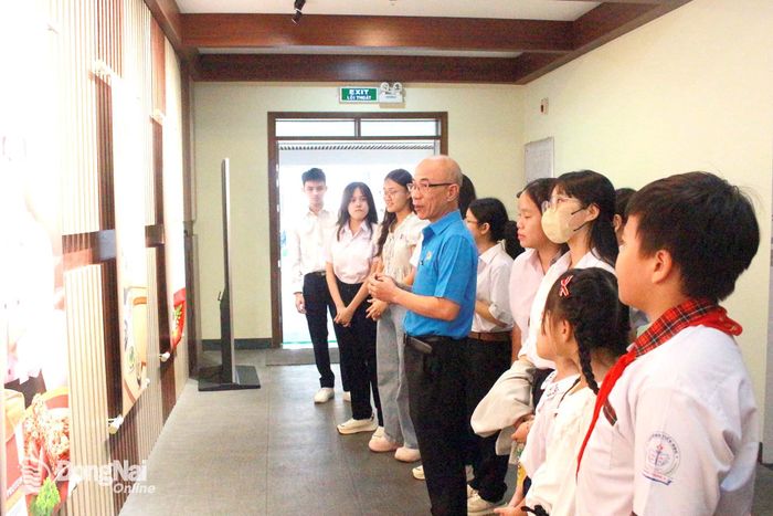 Học sinh tham quan khuôn viên Công ty cổ phần hữu hạn Vedan Việt Nam. Ảnh: Thảo My