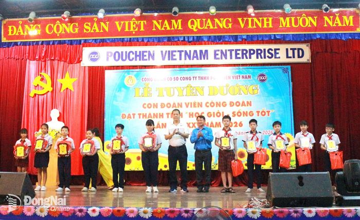 Các em học sinh con công nhân Công ty TNHH Pou Chen Việt Nam được tuyên dương tại buổi lễ. Ảnh: Thảo My