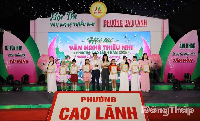 Phó Bí thư Thường trực Đảng ủy phường Cao Lãnh Trần Thùy Trang (thứ 5 từ phải sang) và Giám đốc Trung tâm Cung ứng dịch vụ công phường Cao Lãnh Trịnh Phước Dư trao giải A cho các đội thi.