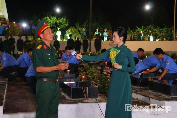 Ê-kíp Đài Truyền hình Thành phố Hồ Chí Minh (HTV9) thực hiện phỏng vấn, ghi hình trực tiếp Thượng tá Trần Khánh Dương, Chính trị viên Đội K91, Phòng Chính trị, Bộ Chỉ huy Quân sự tỉnh Đồng Tháp tại điểm cầu tỉnh Đồng Tháp. 