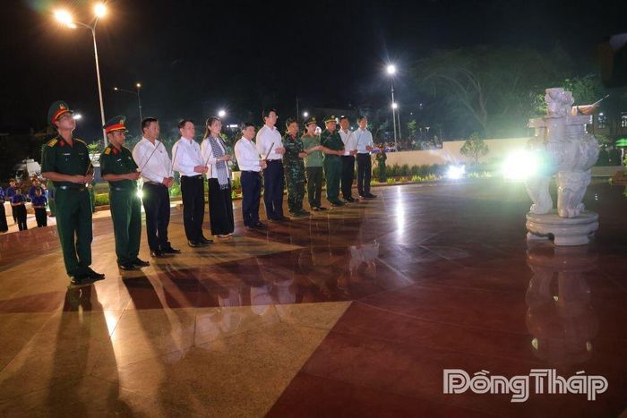 Lãnh đạo tỉnh và các đại biểu thành kính dâng hương trước Đài tưởng niệm Tổ quốc ghi công, tưởng nhớ các Anh hùng liệt sĩ đã anh dũng hy sinh vì độc lập, tự do của dân tộc.