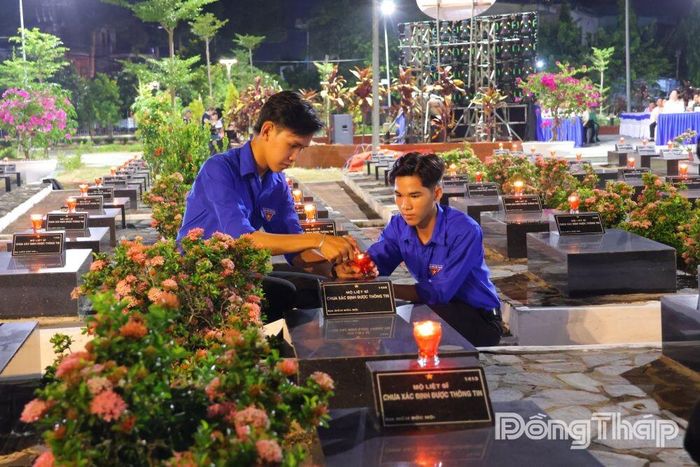 Tuổi trẻ Đất Sen hồng thắp nến tri ân các Anh hùng liệt sĩ đã ngã xuống vì Tổ quốc.