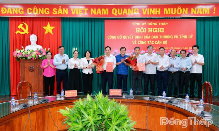 Lãnh đạo tỉnh và Đảng ủy phường Sơn Qui, Đảng ủy xã Ngũ Hiệp chụp ảnh lưu niệm với 2 đồng chí nhận quyết định của Ban Thường vụ Tỉnh ủy.