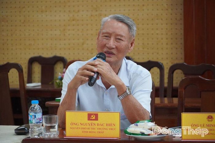 Đồng chí Nguyễn Đắc Hiền, nguyên Phó Bí thư Thường trực Tỉnh ủy Đồng Tháp (cũ) tham gia ý kiến đóng góp tại hội thảo.