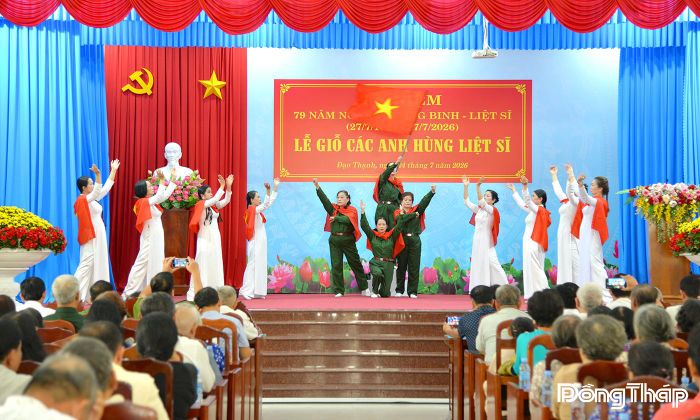 Tiết mục văn nghệ ca ngợi quê hương, đất nước và tri ân các Anh hùng Liệt sĩ tại Lễ giỗ các Anh hùng Liệt sĩ.