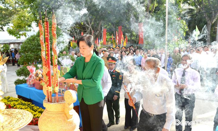 Đồng chí Châu Thị Mỹ Phương, Phó Bí thư Tỉnh ủy, Trưởng Đoàn đại biểu Quốc hội đơn vị tỉnh Đồng Tháp thành kính dâng hương tri ân các Anh hùng Liệt sĩ.