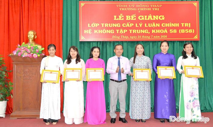 Ban Tổ chức lớp học trao Giấy khen cho 6 học viên có thành tích xuất sắc trong học tập và rèn luyện.