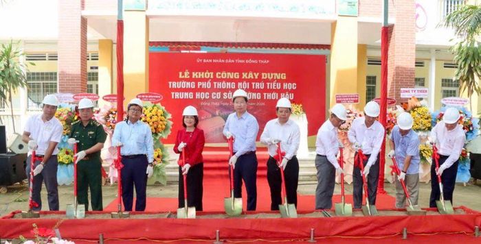 Lễ khởi công Trường Phổ thông nội trú Tiểu học - THCS Thường Thới Hậu (phường Thường Lạc).