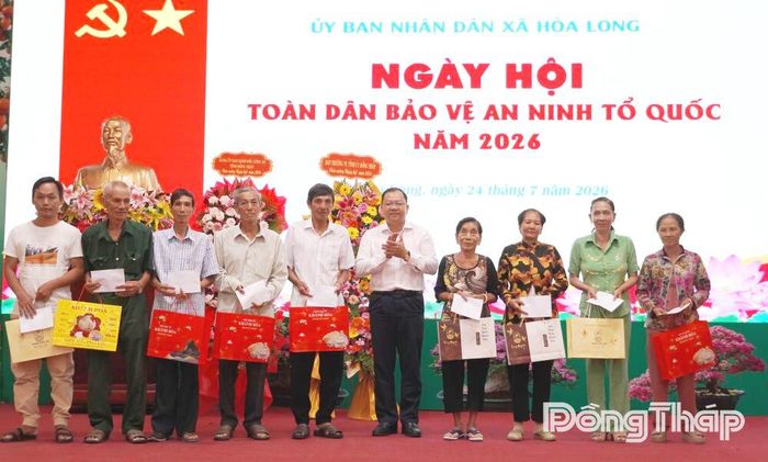 Đồng chí Huỳnh Minh Thức, Bí thư Đảng ủy xã Hòa Long tặng quà cho gia đình chính sách trên địa bàn xã.