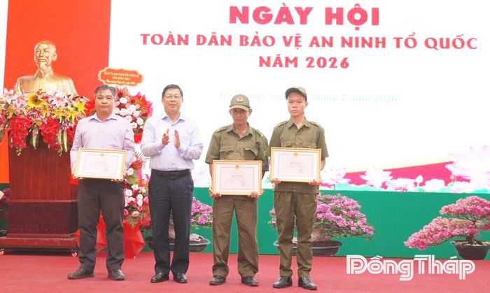 Đồng chí Trần Thanh Nguyên trao Bằng khen của Chủ tịch UBND tỉnh cho tập thể và cá nhân đạt thành tích xuất sắc trong phong trào Toàn dân bảo vệ an ninh Tổ quốc.