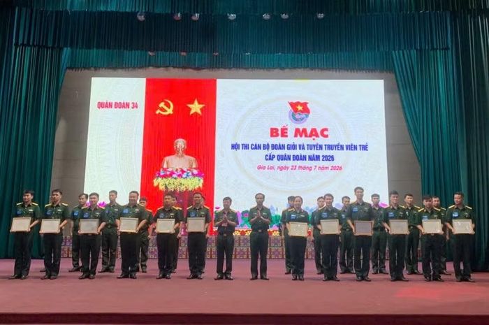  Ban tổ chức trao giải cho các cá nhân đạt thành tích cao tại hội thi. Ảnh: N.T 