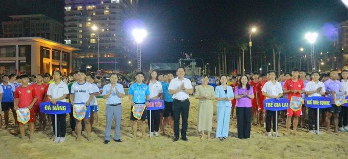  Tặng cờ lưu niệm cho các đội bóng tham dự Giải bóng đá bãi biển vô địch quốc gia năm 2026. Ảnh: H.V 