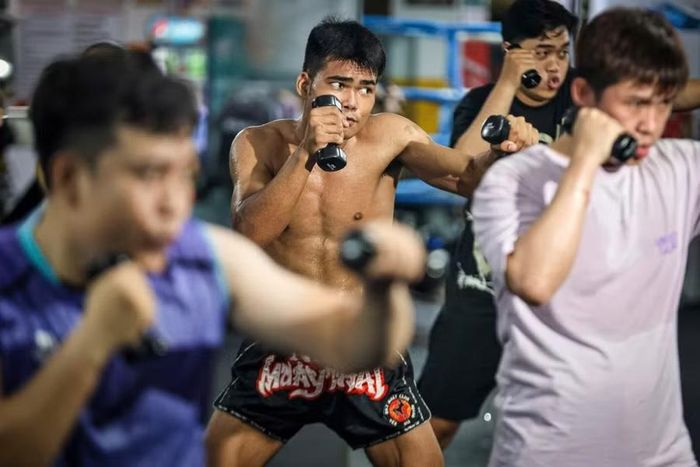 A Lê Thông (ở giữa) rèn luyện thể lực và kỹ thuật tại No.1 Muay Club (TP. Hồ Chí Minh). Ảnh: NVCC