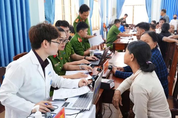  Thân nhân liệt sĩ cung cấp thông tin, lấy mẫu sinh phẩm ADN tại điểm thu nhận ở phường Tam Quan. Ảnh: Thái Ngân 