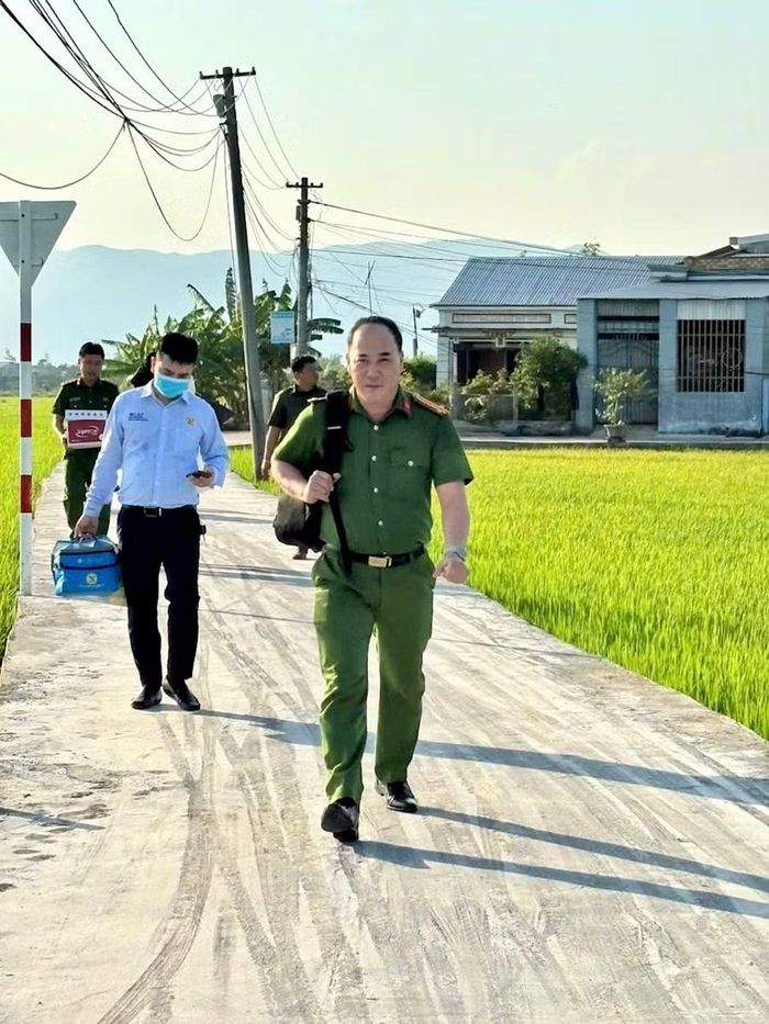  Tổ công tác lấy mẫu sinh phẩm ADN tại nhà cho 20 thân nhân liệt sĩ thuộc xã Tuy Phước Đông vào chiều 20-7. Ảnh: N.M 