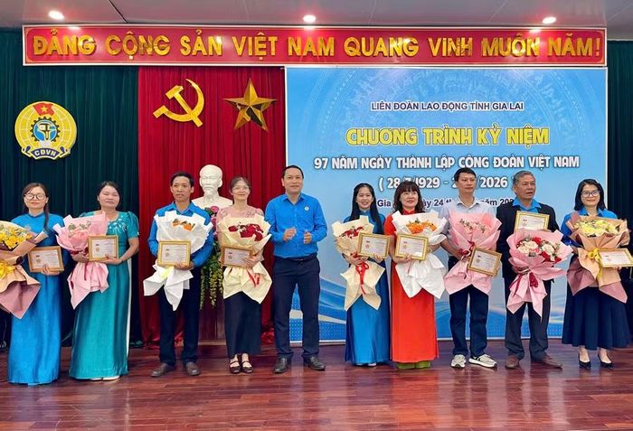  Chủ tịch Liên đoàn Lao động tỉnh Hà Duy Trung trao Kỷ niệm chương và tặng hoa chúc mừng các cá nhân. Ảnh: P.D 