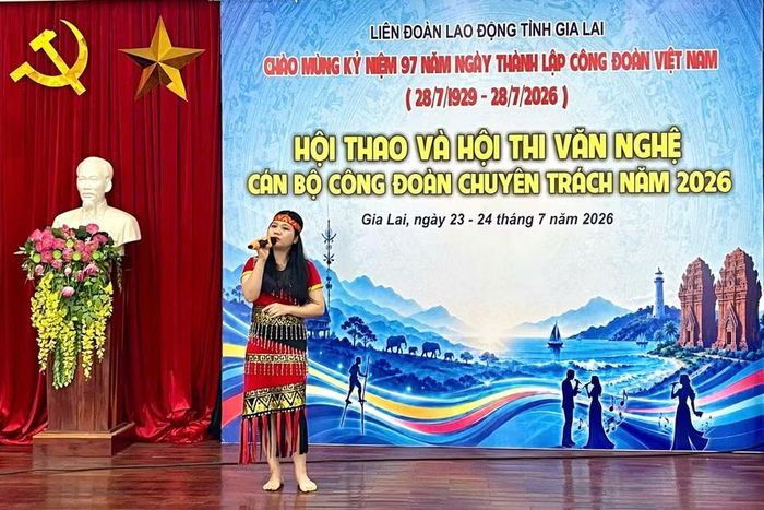  Các đội tham gia hội thi văn nghệ. Ảnh: P.D 