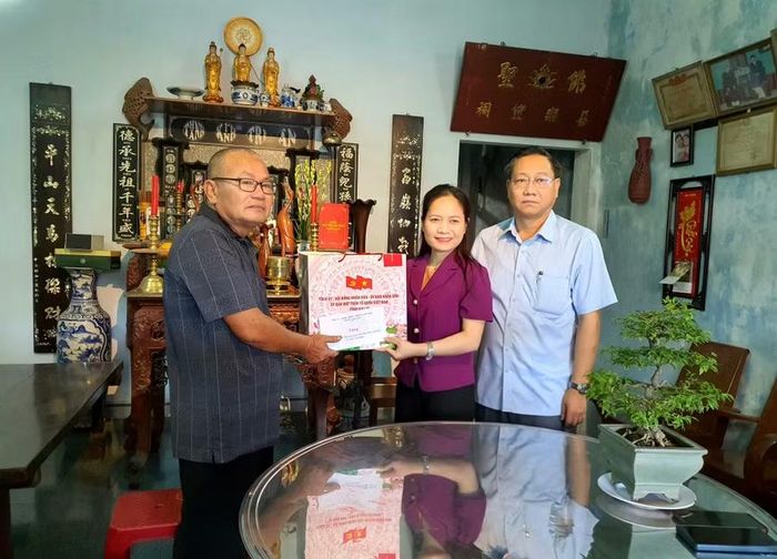  Phó Trưởng đoàn chuyên trách Đoàn đại biểu Quốc hội tỉnh Gia Lai Siu Hương thăm, tặng quà ông Trần Ngọc Lệnh - gia đình có công tiêu biểu ở phường Quy Nhơn Đông. Ảnh: Kim Hường 