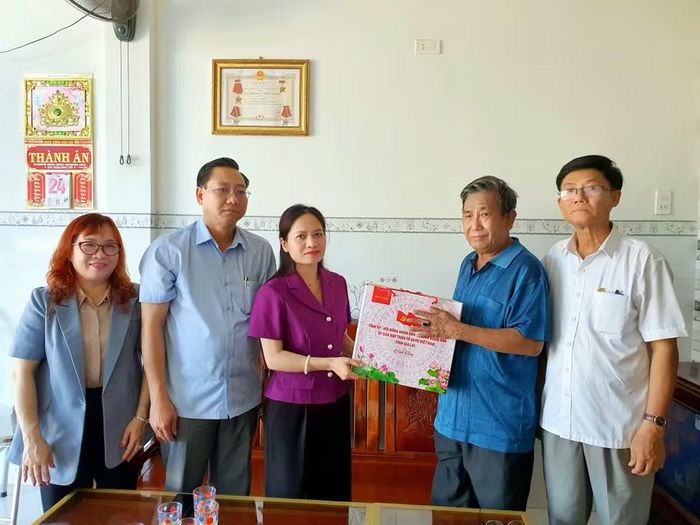  Phó Trưởng đoàn chuyên trách Đoàn đại biểu Quốc hội tỉnh Gia Lai Siu Hương thăm, tặng quà ông Trần Thanh Quang - gia đình có công tiêu biểu ở phường Quy Nhơn Đông. Ảnh: Kim Hường 