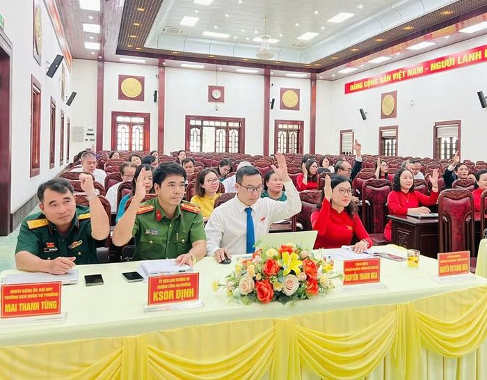  Đại biểu HĐND phường biểu quyết thông qua các nghị quyết quan trọng. Ảnh: Đỗ Hằng 