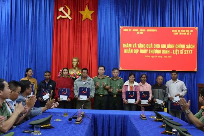  Đại diện Cụm thi đua số 4 (Công an tỉnh Gia Lai) trao quà cho các gia đình chính sách, thương binh, bệnh binh và người có công với cách mạng trên địa bàn xã Gào. Ảnh: Lê Ánh 