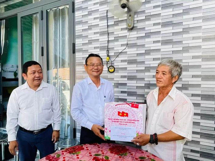  Phó Chủ tịch UBND tỉnh Nguyễn Tự Công Hoàng thăm, tặng quà cho bệnh binh Hồ Văn Trực, thôn Đông. Ảnh: Hoàng Vũ 