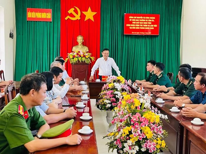  Quang cảnh buổi đến thăm, tặng quà. Ảnh: Hoàng Vũ 