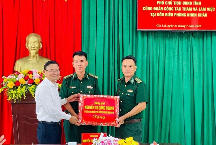  Phó Chủ tịch UBND tỉnh Nguyễn Tự Công Hoàng tặng quà cho cán bộ, chiến sĩ Đồn Biên phòng Nhơn Châu. Ảnh: Hoàng Vũ 