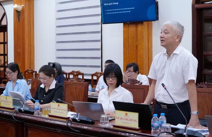 Đại diện Sở Y tế báo cáo thực trạng nhân lực y tế cơ sở sau khi thực hiện mô hình chính quyền địa phương hai cấp. Ảnh: Trung Nghĩa