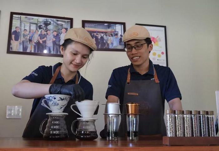  Tìm hiểu cách pha và thưởng thức các loại cà phê đặc sản tại nông trại là một trong những trải nghiệm trong tour du lịch cà phê. Ảnh: Hoàng Ngọc 