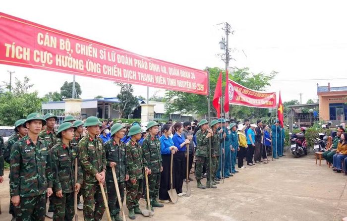 Xã Mang Yang phối hợp Lữ đoàn 40 ra quân thực hiện công tác dân vận năm 2026. Ảnh: K.P