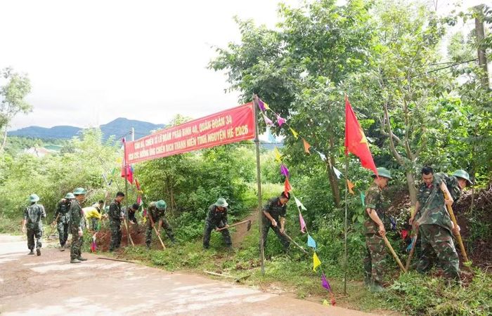 Cán bộ, chiến sĩ Lữ đoàn 40 phát quang cây cối, bụi rậm. Ảnh: K.P