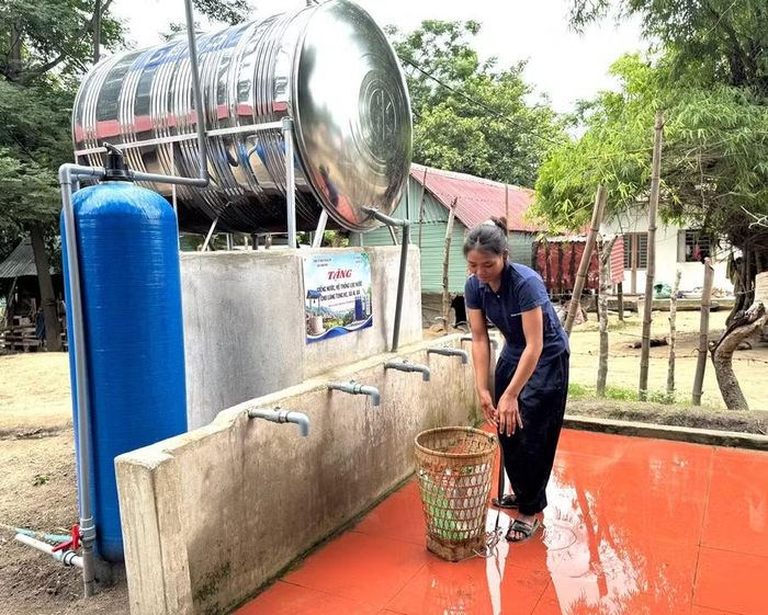  Người dân làng Tung Ke phấn khởi sử dụng nước từ công trình nước sạch vừa được Sở Ngoại vụ và các đơn vị tài trợ bàn giao. Ảnh: Đức Thành 
