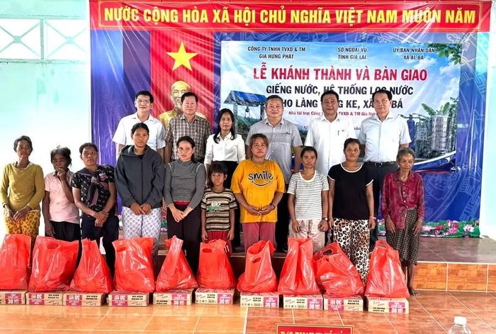  Sở Ngoại vụ và các đơn vị tài trợ trao quà cho hộ nghèo, hộ chính sách ở làng Tung Ke. Ảnh: Đức Thành 