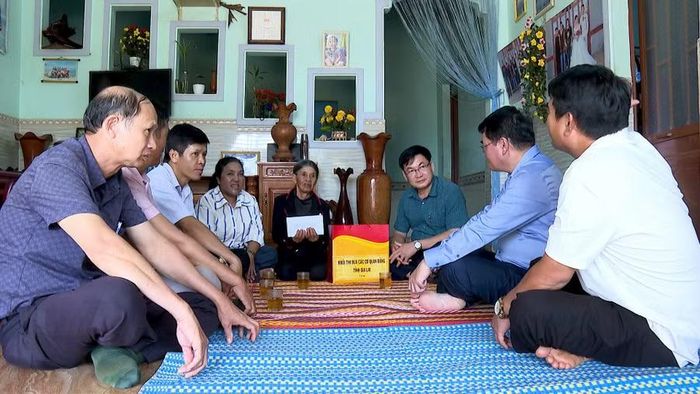  Lãnh đạo các cơ quan, đơn vị, địa phương trò chuyện với thương binh Rơ Châm Thuk (thứ 4 từ phải sang) ở làng Yang, xã Ia Hrung. Ảnh: Mạnh Hà 
