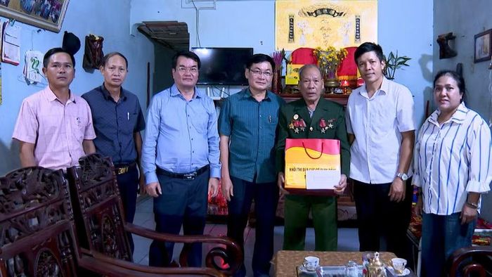  Khối thi đua các cơ quan Đảng tỉnh tặng quà cho thương binh Đinh Xuân Cường (thứ 3 từ phải sang) ở làng Blang, xã Ia Hrung. Ảnh: Mạnh Hà 