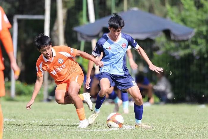 U17 SHB Đà Nẵng (trái) đã giành vé vào bán kết sau màn rượt đuổi tỷ số nghẹt thở. Ảnh: Văn Ngọc