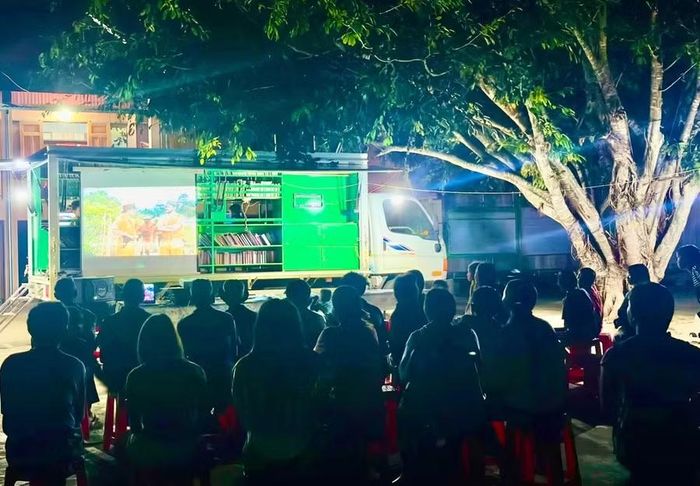 Đông đảo người dân làng Krông Hra xem phim tư liệu Đất nước đứng lên tại chương trình. Ảnh: ĐVCC