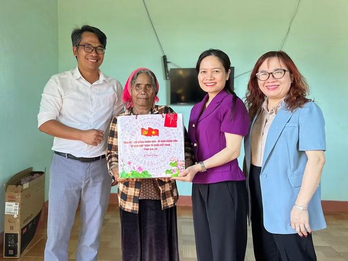 Phó Trưởng đoàn chuyên trách Đoàn ĐBQH tỉnh Siu Hương thăm, tặng quà gia đình bà Rơ Mah Grép (thôn 3, xã Ia Ko). Ảnh: Hà Duy